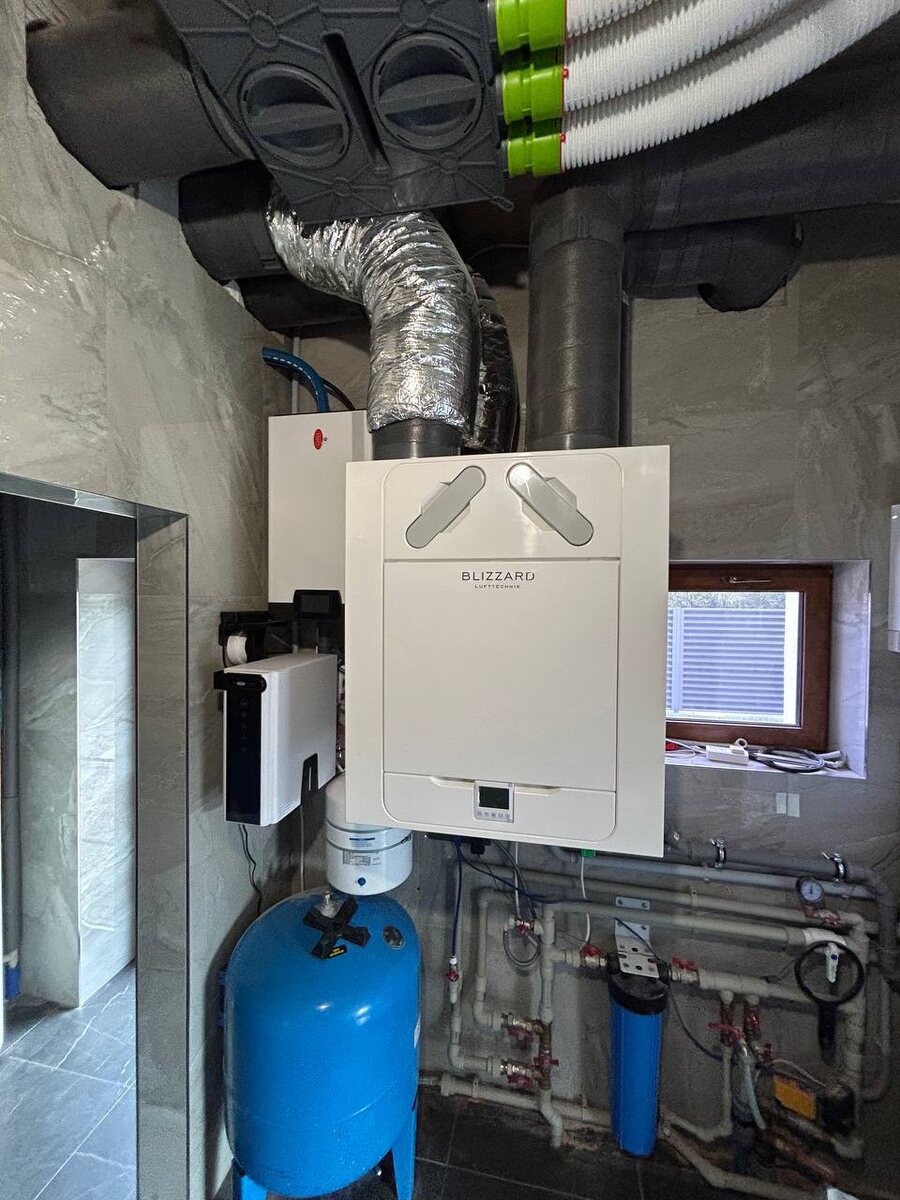 ПВУ Blizzard L3 EL R - правая компоновка - т.е. улица справа, дом слева. С системой парового увлаженения воздуха Carel, на базе воздуховодов Blizzard Alpina 90 мм