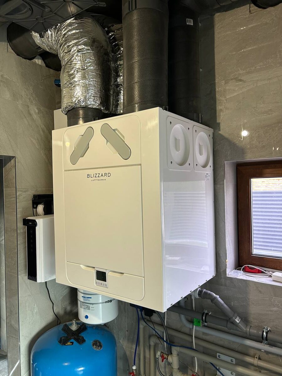 Производительность приточно-вытяжной установки с рекуперацией тепла - до 673 м3/ч, номинальная - около 520 м3/ч.