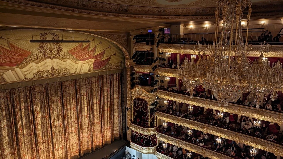 Сцена в Большом театре непростая, со специальным аэродинамическим покрытием. Оно смягчает приземление после прыжков и делает их тише. Фото: Любовь Воробцова / Яндекс Карты