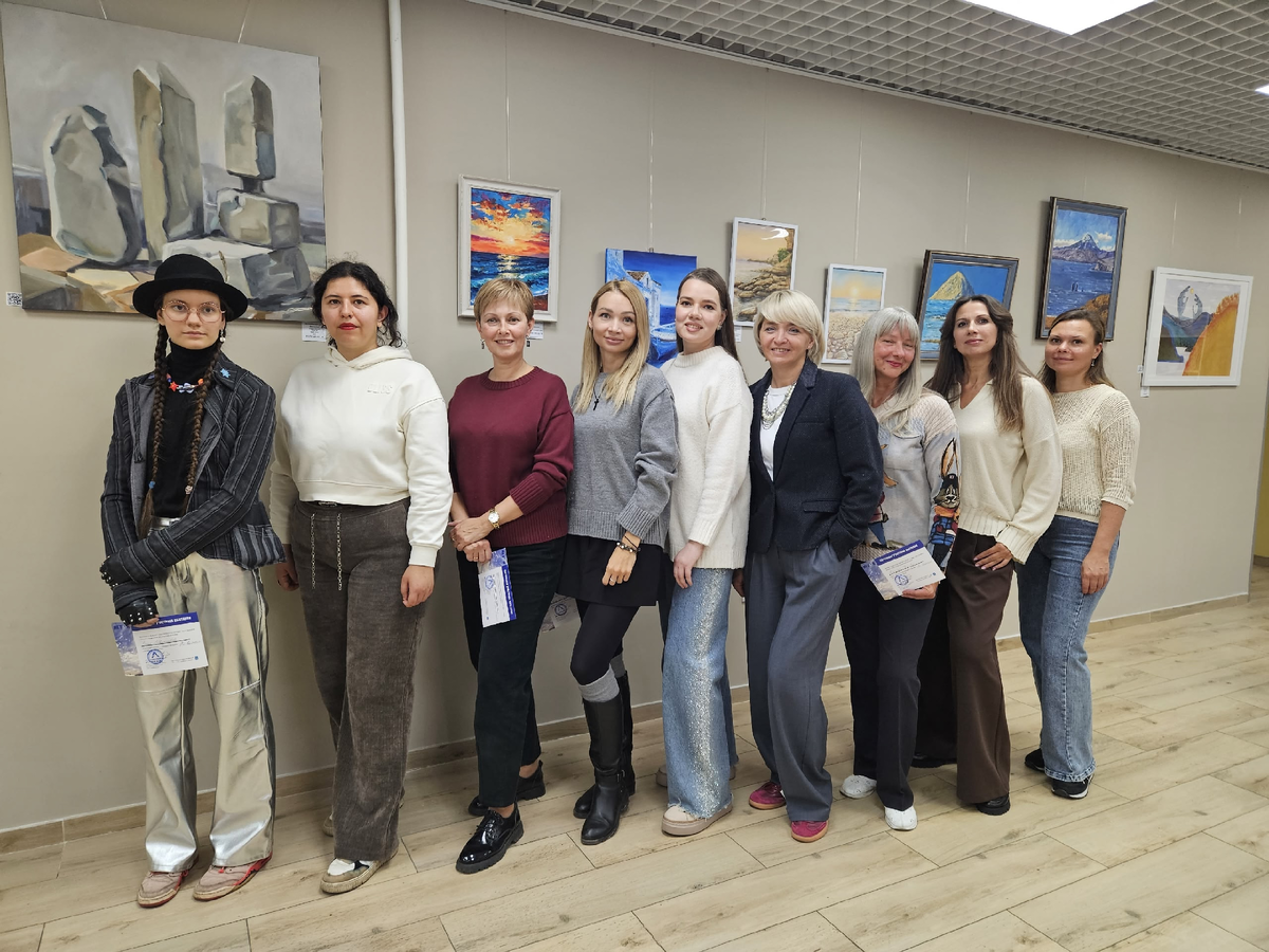 художники - участники выставки и куратор Эльвира Мартыненко