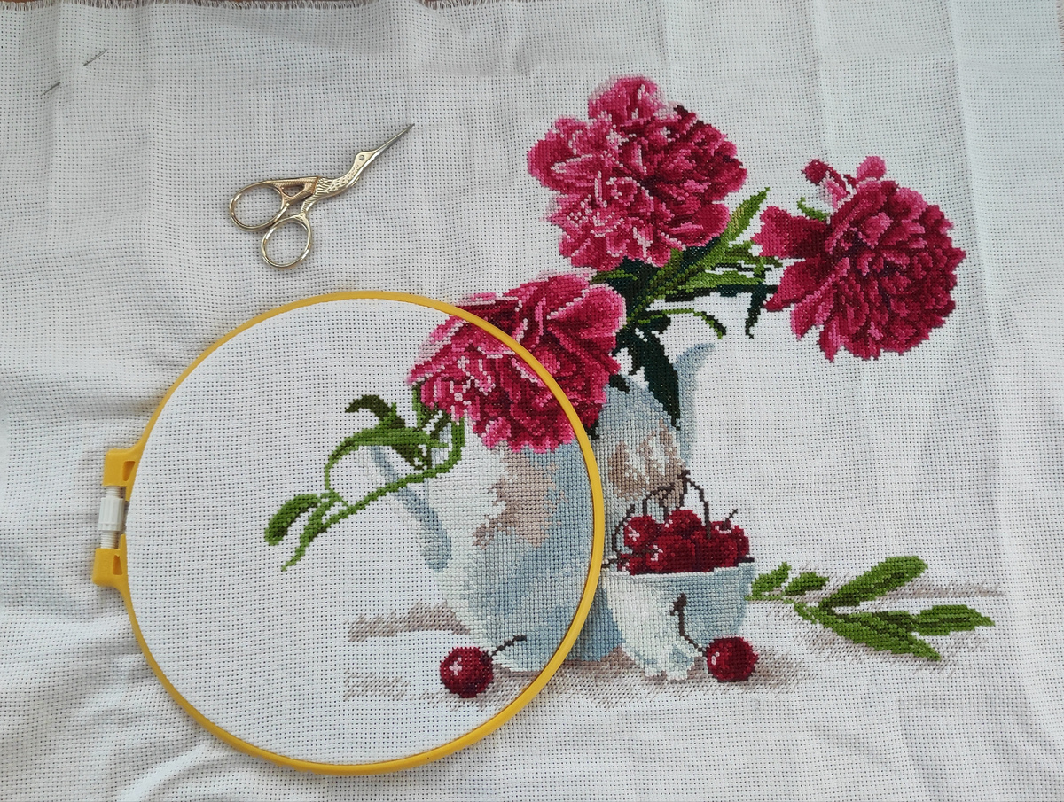 Прогресс на июнь текущего года. Так сейчас и лежит. Осталось-то всего парочку пионов довышивать. 