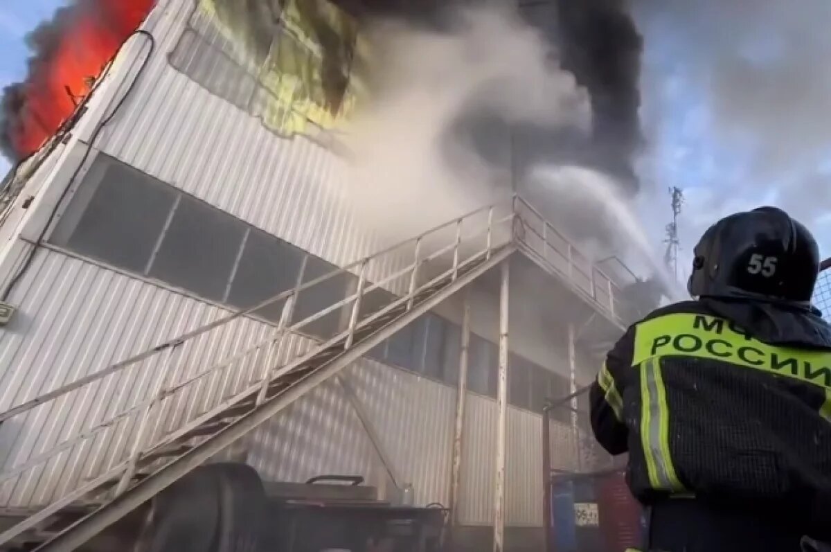   В Краснодаре спасатели тушат крупный пожар на складе
