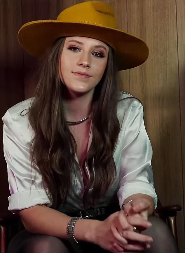 Мэгги Боу, 25-летняя американская кантри-певица недавно представила в соцсетях отрывок новой песни The Devil Win, посвящённой внутренним терзаниям и неуверенности в себе