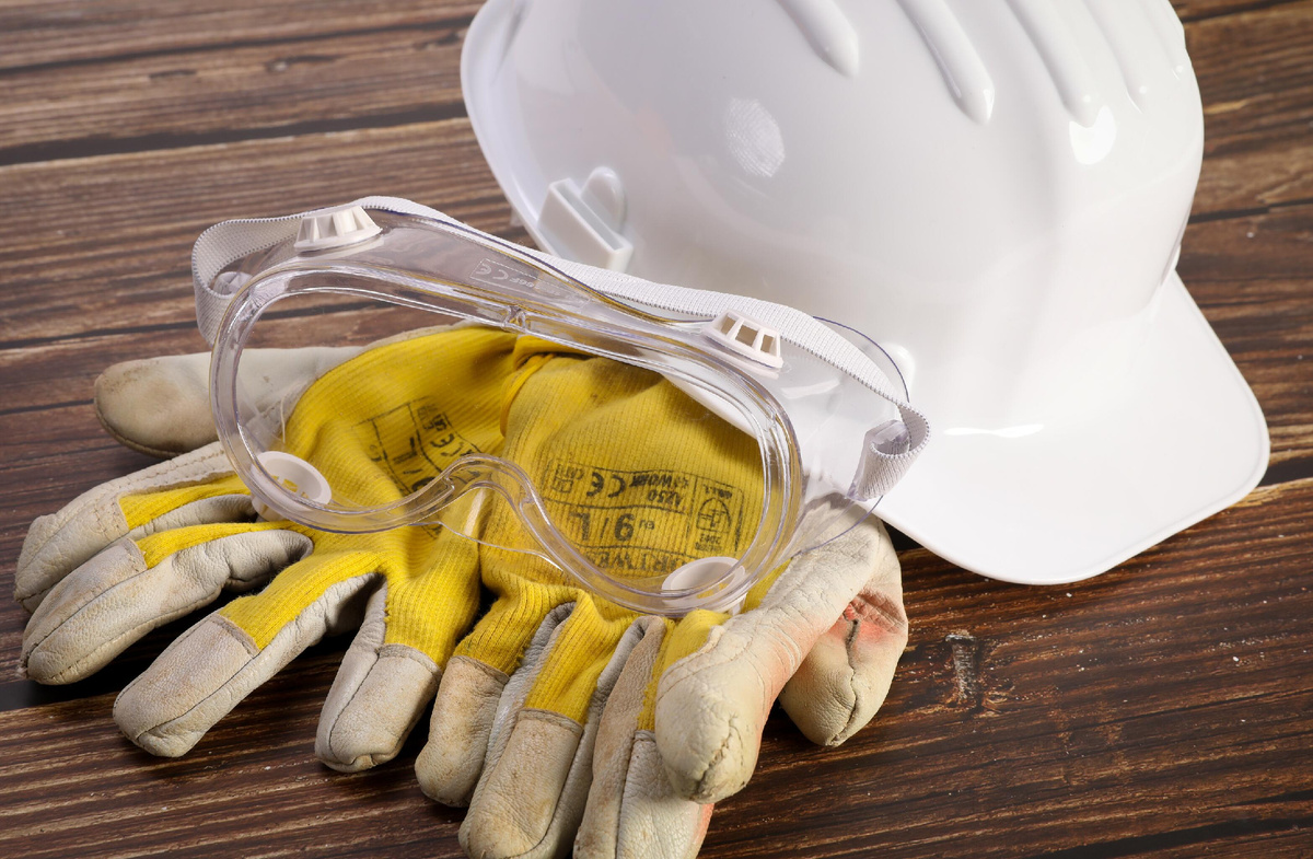 Строительная каска, перчатки и очки © CC BY 2.0 / Jernej Furman