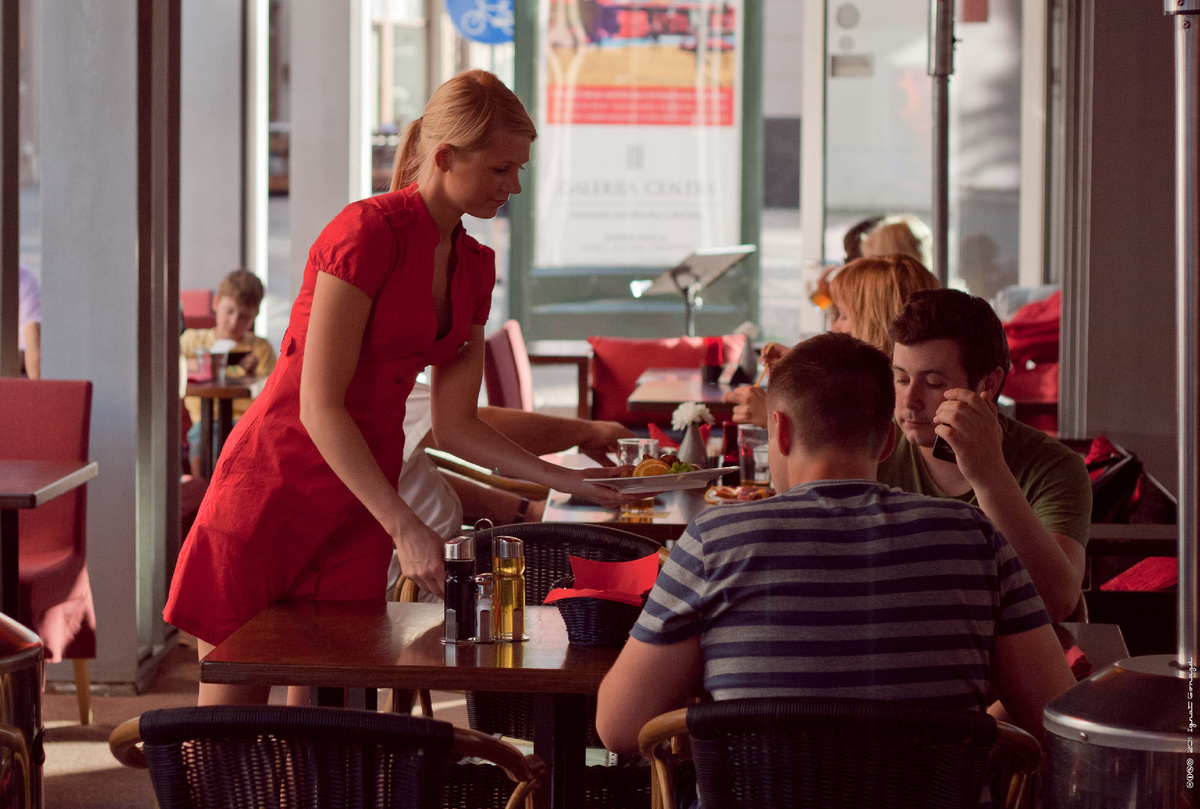 Официантка в кафе © CC BY-SA 2.0 / Ignat Gorazd