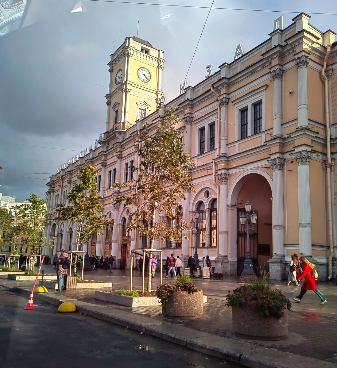 Фото из окна такси на подъезде к вокзалу