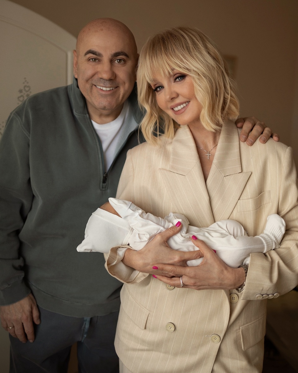 Счастливые бабушка и дедушка