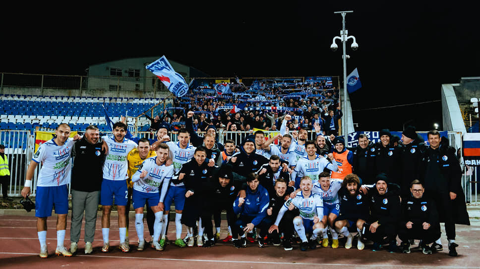 Футболисты и тренеры воронежского «Факела» после матча в Ярославле.📷Фото: воронежский ФК «Факел»