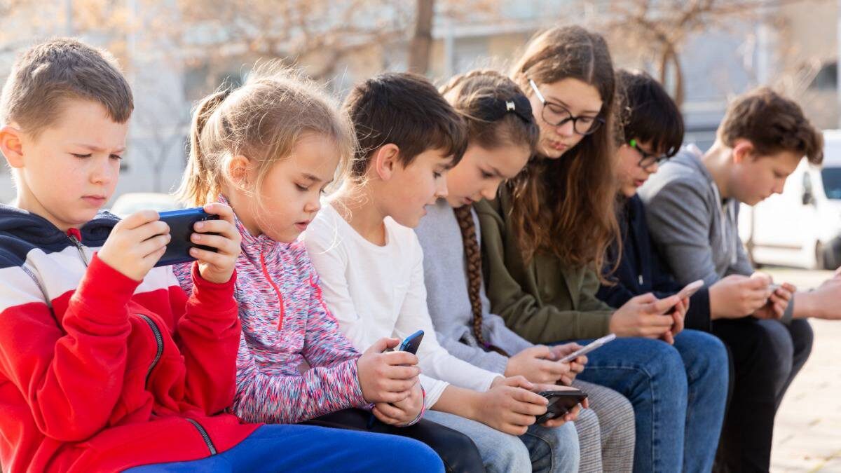    Многие психологи бьют тревогу: из-за зависимости от гаджетов современные дети могут вырасти совершенно неприспособленными к реальной жизни / Фото: Shutterstock