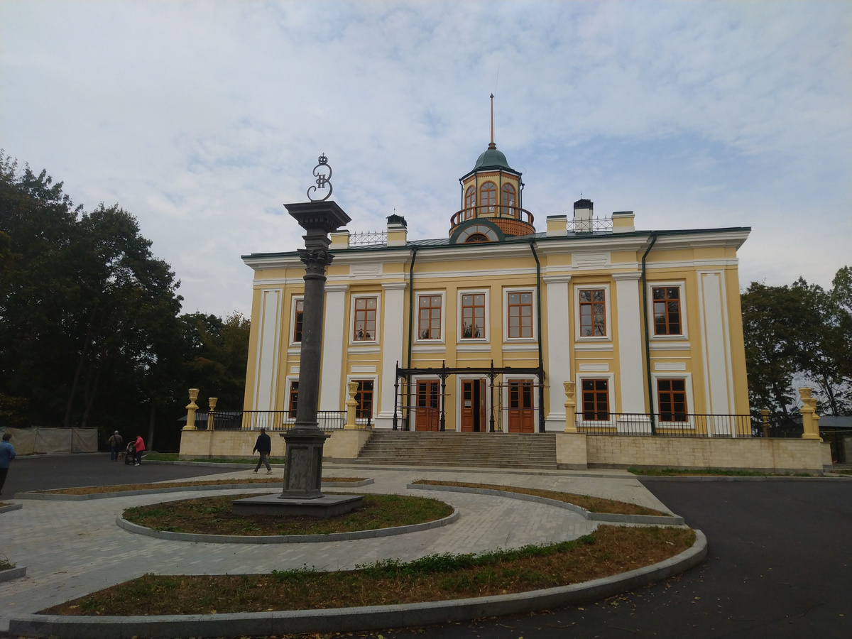 Усадьба Нарышкиных в Филях — это бывшая дворянская загородная усадьба, расположенная на высоком берегу Москвы-реки