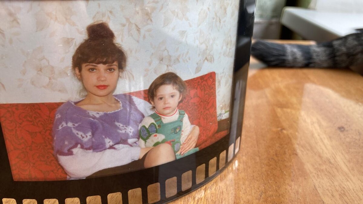 Я с дочкой в 1997 году в связанном мной свитере.