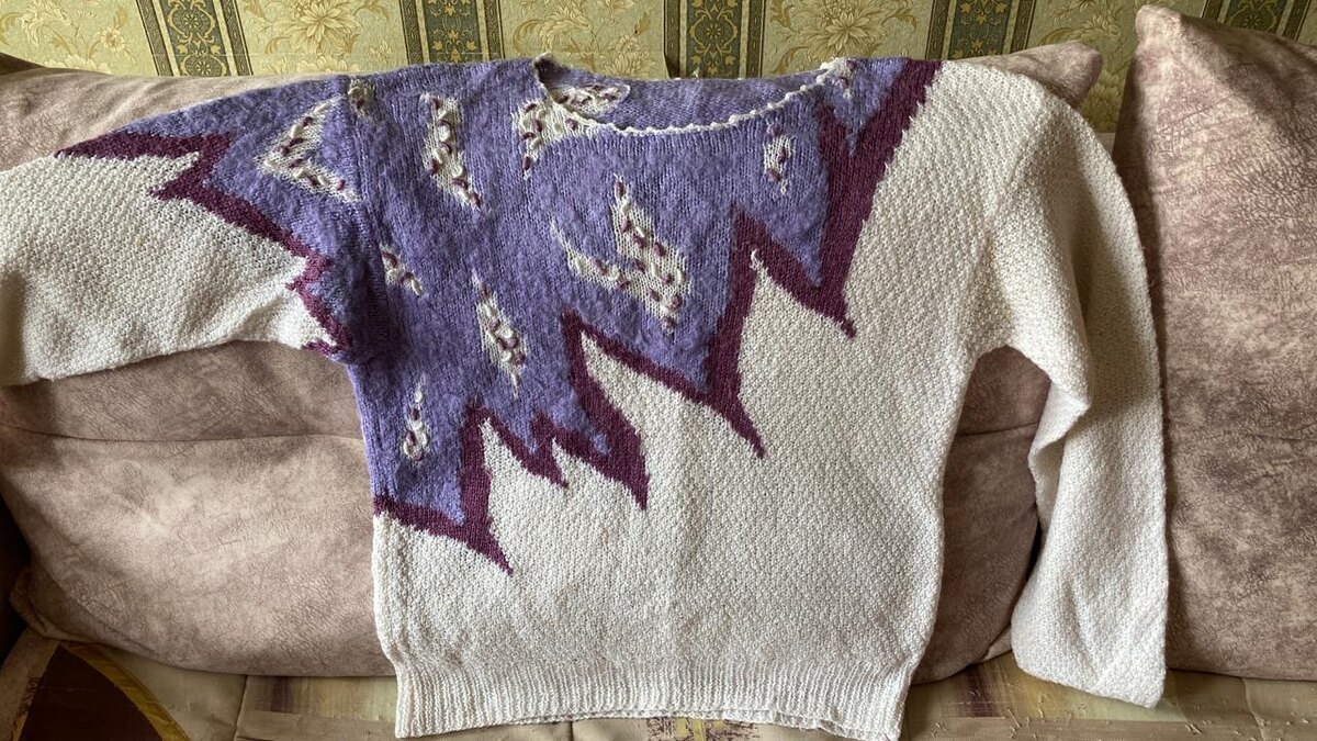 Свитер в натуре на сегодняшний день.