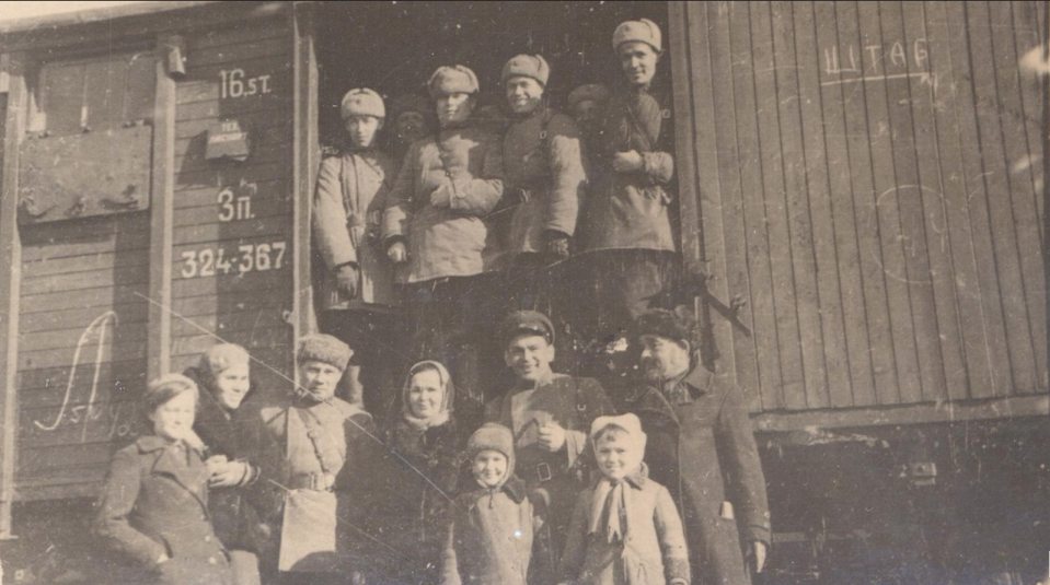 Момент погрузки в вагоны первого эшелона 11 апреля 1942 года. Никакого официоза. Национальный архив РБ