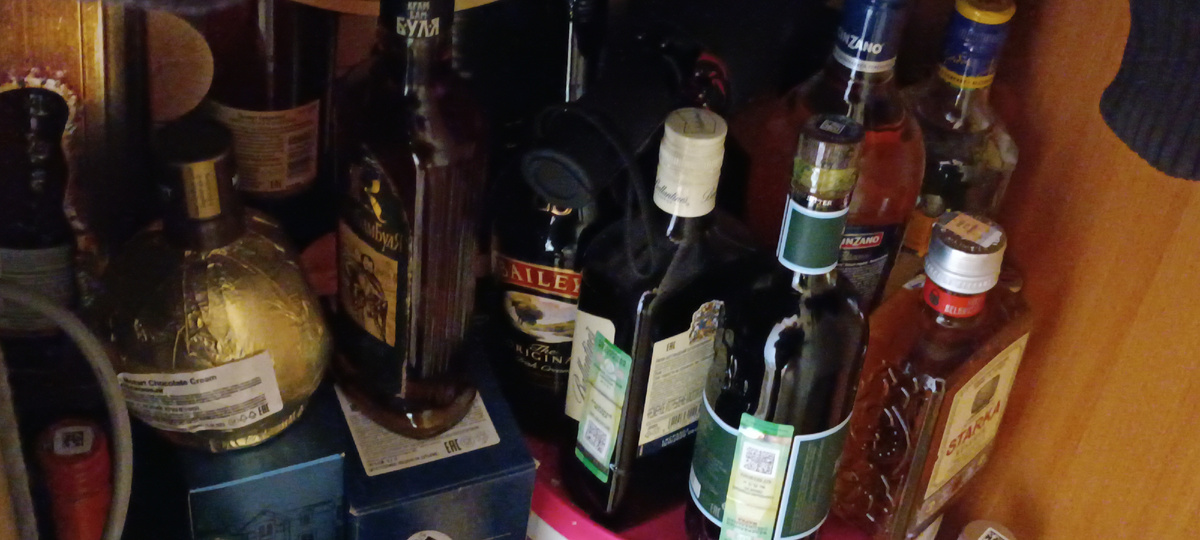 Вот небольшая часть коллекции алкоголя,видите,не вру 