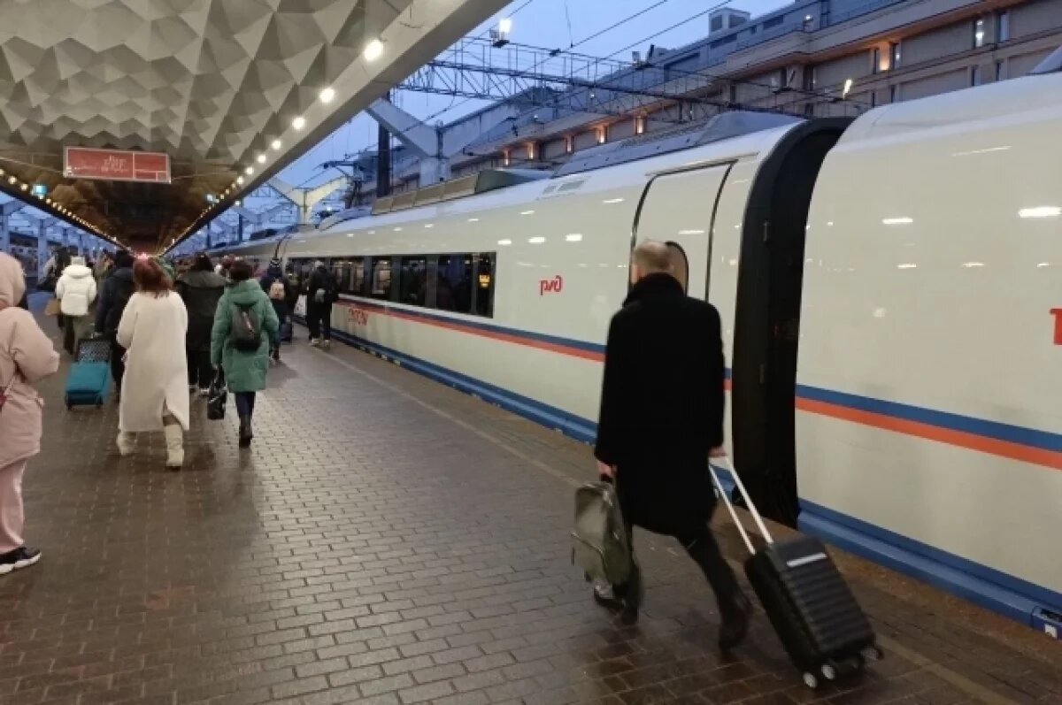    Мужчина попытался добраться из Петербурга в Москву на крыше поезда