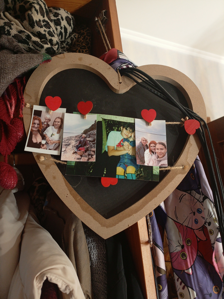 Дочка напечатала мне три фотографии, сделанные в выходные, которые мы провели в загородном отеле. Мелочь, а приятно)