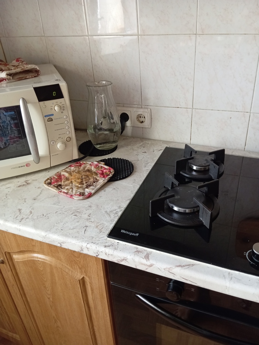 Будем считать, что я сфотографировала трубу. Просто по проекту она ниже уровня столешницы. Где ее строго и оставили.