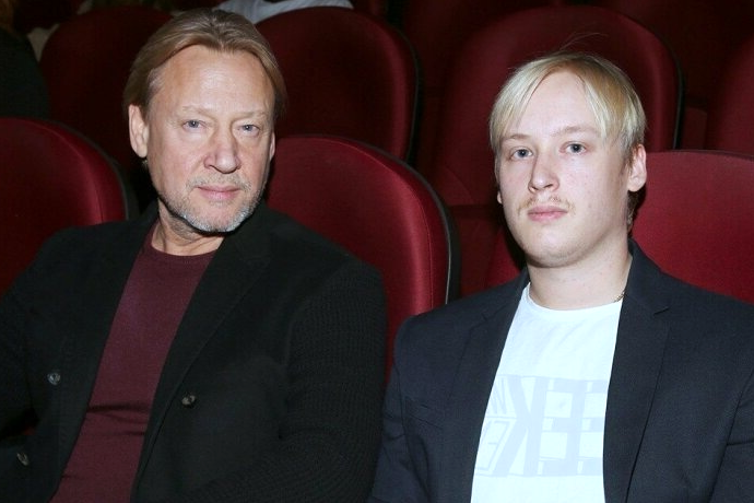 на фото Иван Харатьян с отцом