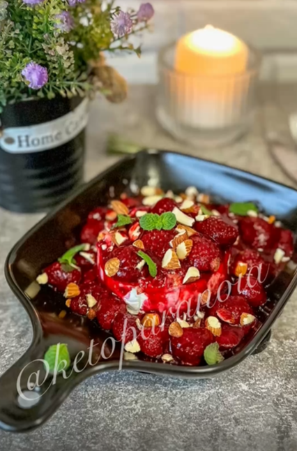 ЗАПЕЧЕННЫЙ КАМАМБЕР С ЯГОДАМИ