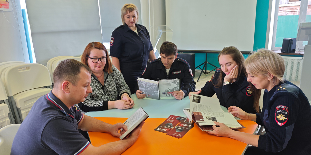 По инициативе председателя Совета ветеранов МВД Дзержинского района, сотрудники МО МВД России «Дзержинский» посетили районную библиотеку