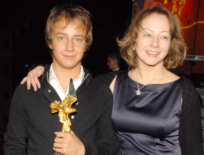 на фото Евгения Добровольская с сыном Степаном