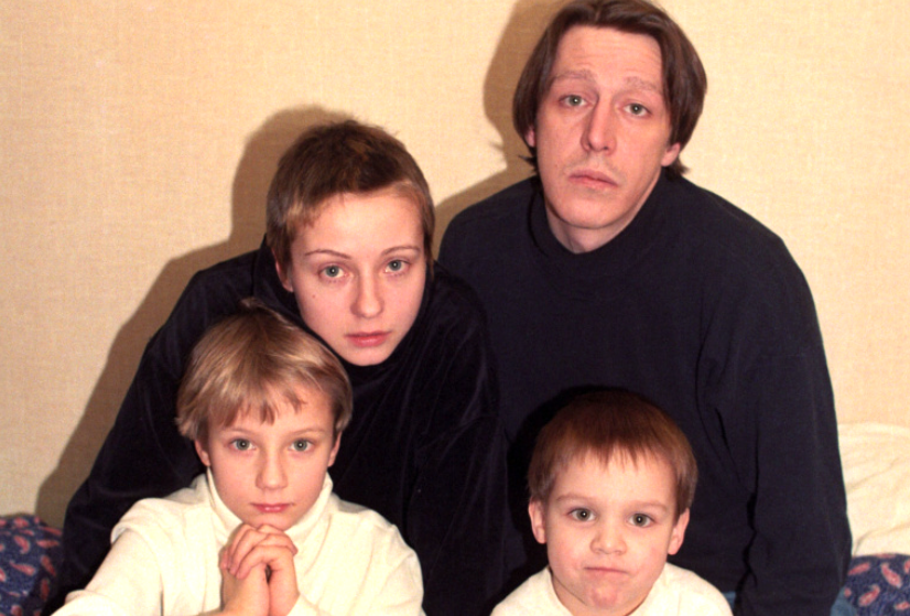 на фото Евгения Добровольская с Михаилом Ефремовым и сыновьями Степаном и Николаем