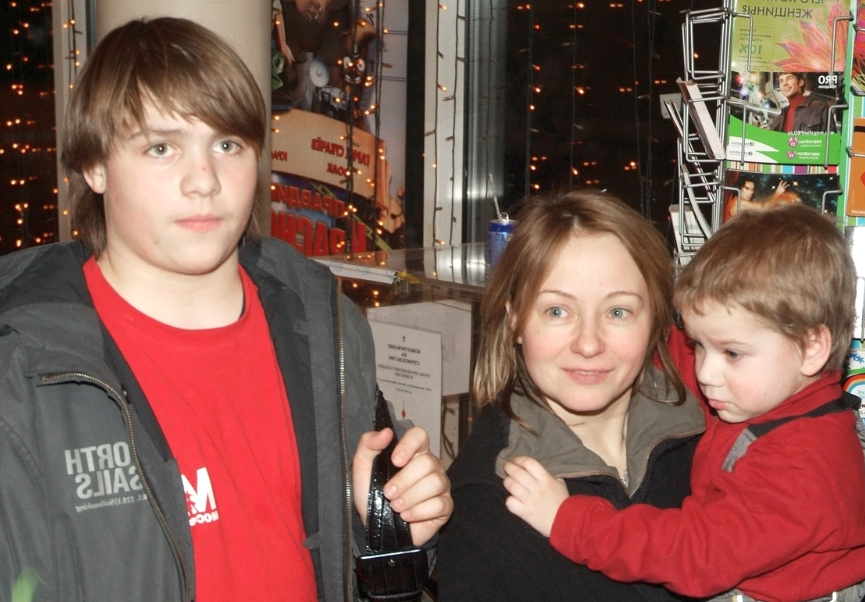 на фото Евгения Добровольская с сыновьями Николаем и Яном