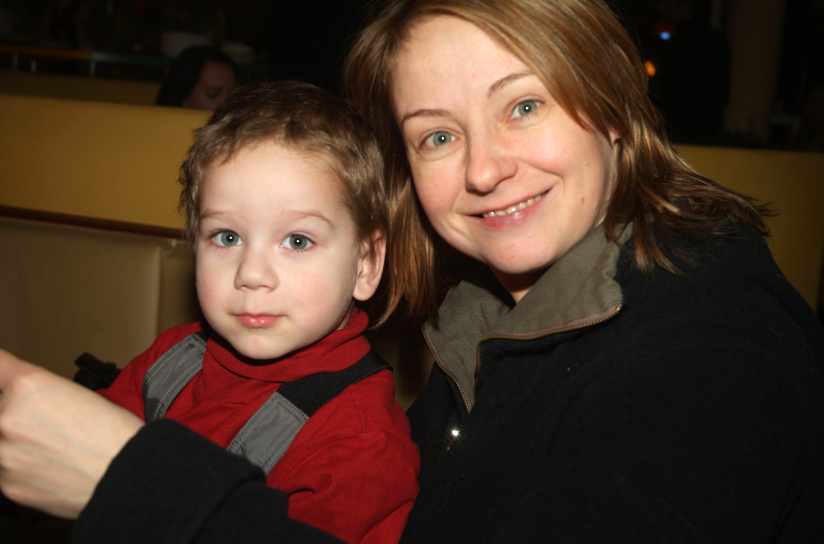 на фото Евгения Добровольская с сыном Яном