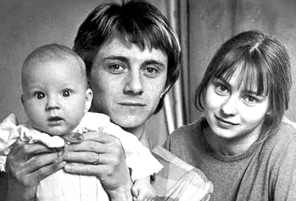 на фото Евгения Добровольская с первым мужем Вячеславом Барановым и сыном Степаном