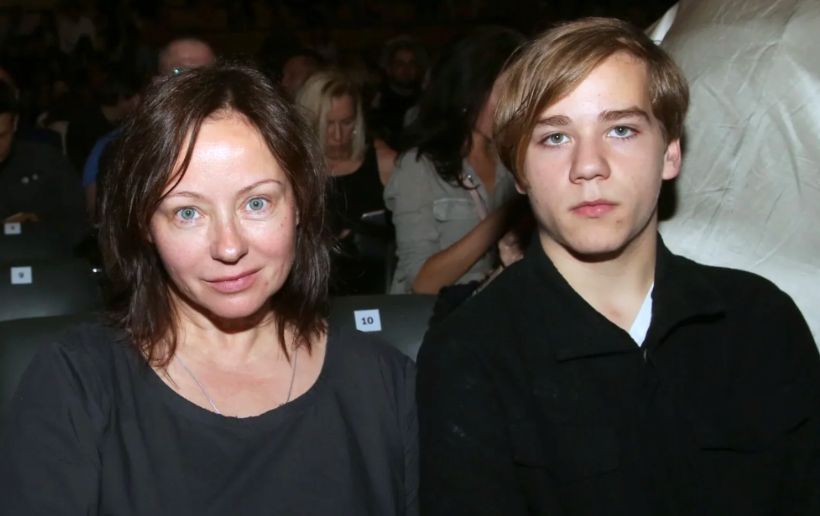 на фото Евгения Добровольская с сыном Яном