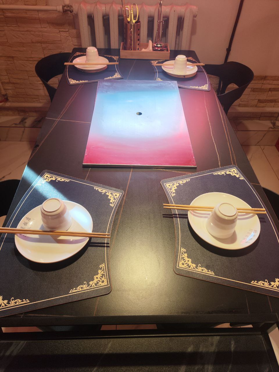 Собственно так и выглядит стол, за которым мы сидели