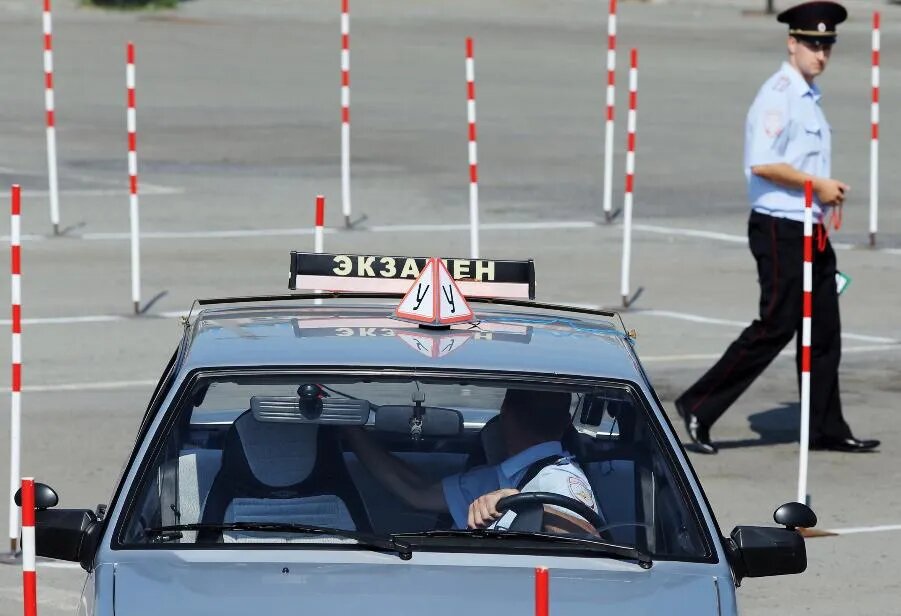 Изучать мастерство вождения можно, конечно, и самостоятельно, однако без обязательного экзамена в ГАИ на дорогу никого не выпустят. А требования, которые сегодня предъявляют кандидату на права, достаточно жесткие./ФОТО Александра АЛПАТКИНА/ТАСС