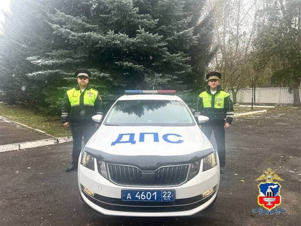    Старший лейтенант Павел Ожерельев и лейтенанта Виталий Хорохордин. Источник: t.me/mvd222