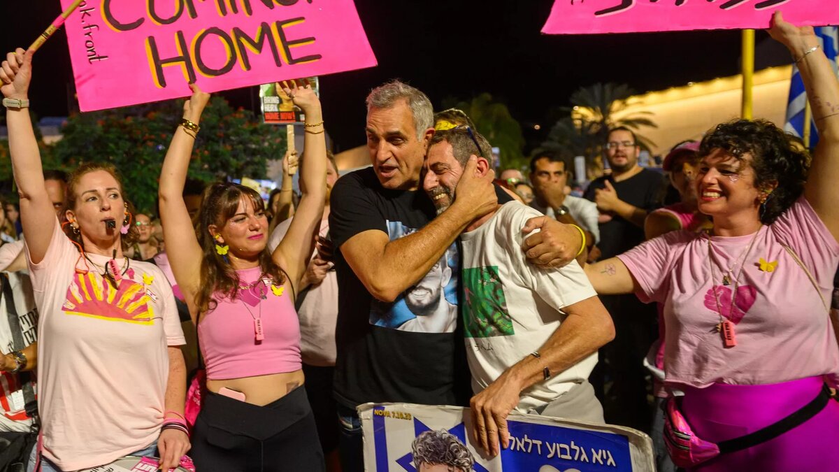 Освобожденных израильских заложников передали Красному Кресту в секторе Газа © Getty Images / Alexi Rosenfeld