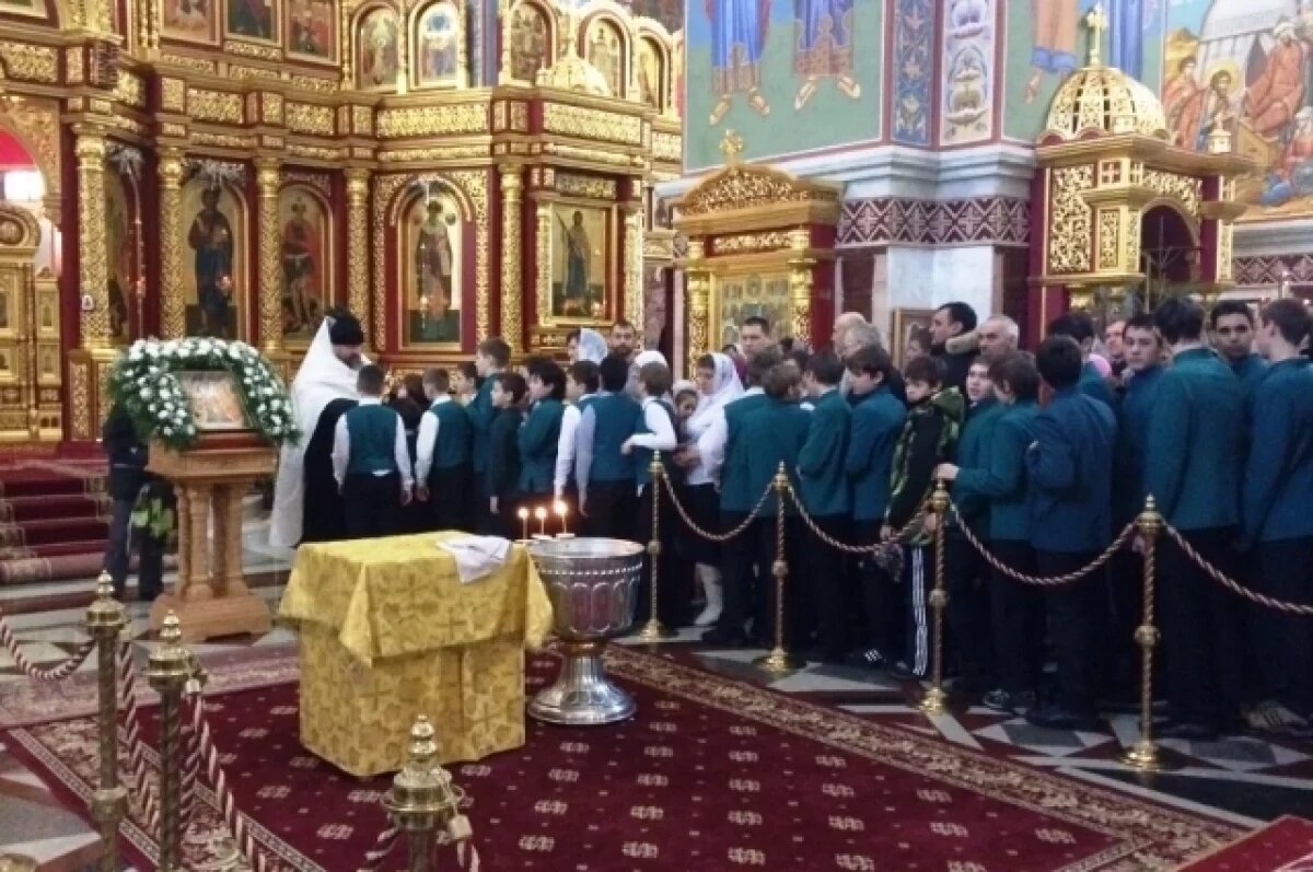    Священник объяснил, что строго запрещено делать во время Причастия