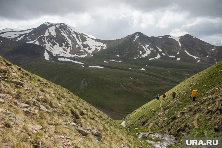 По одной из версий, Усольцевы могли упасть в ущелье. Фото: Владимир Жабриков © URA.RU
