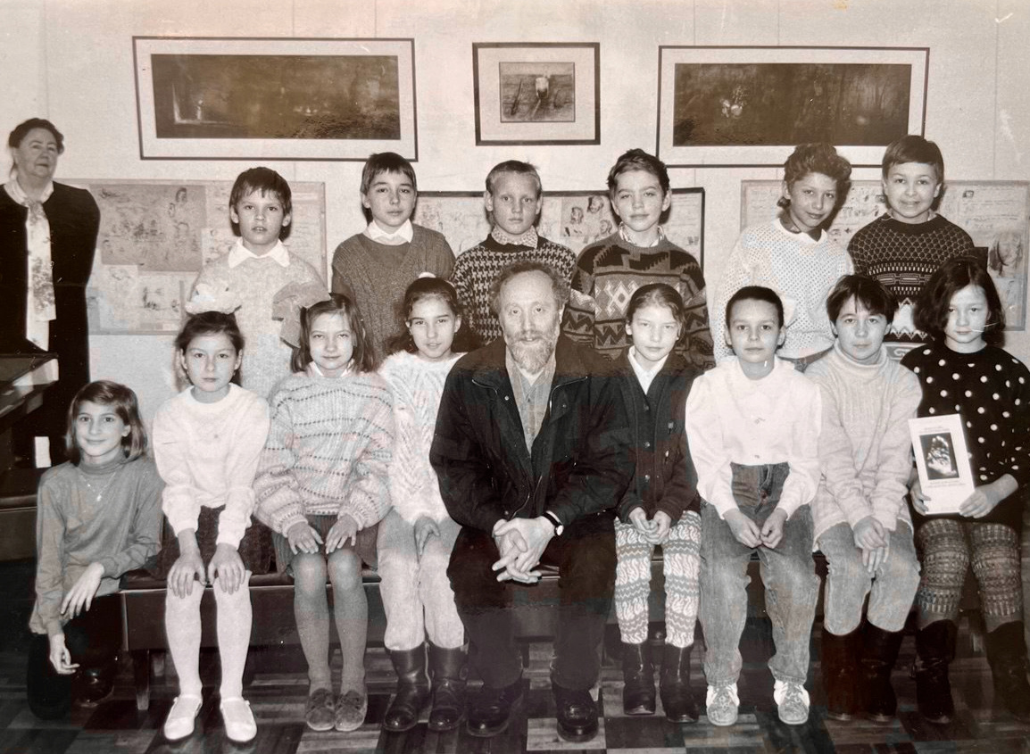 Юрий Норштейн и юные зрители на выставке «Искусство мультипликации» в Пермской галерее © Пермская художественная галерея