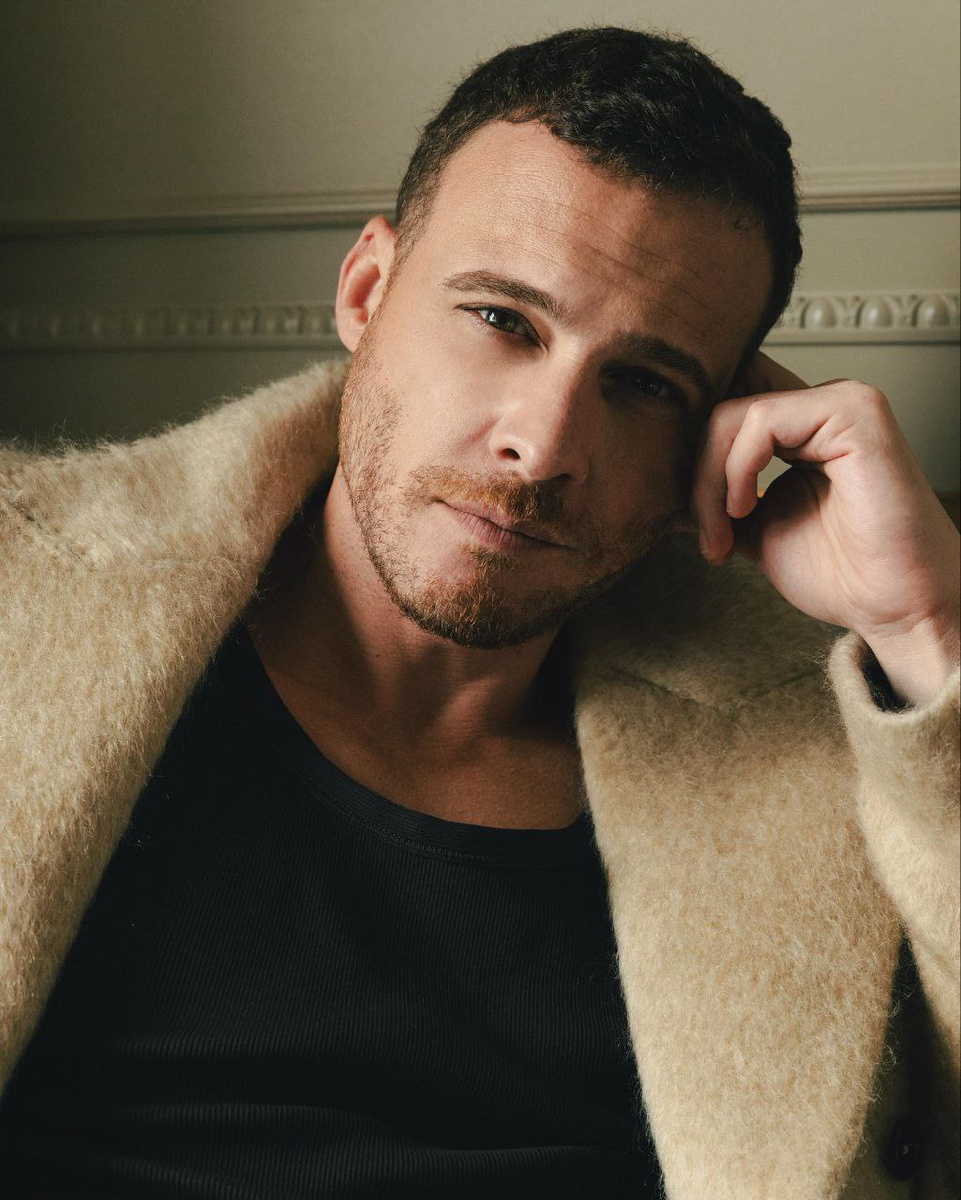 Новый пост Керема Бюрсина в своем аккаунте IG. Рекламирует аромат "Devotion" от бренда  Dolce&Gabbana