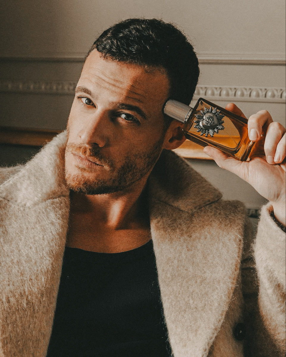 Новый пост Керема Бюрсина в своем аккаунте IG. Рекламирует аромат "Devotion" от бренда  Dolce&Gabbana