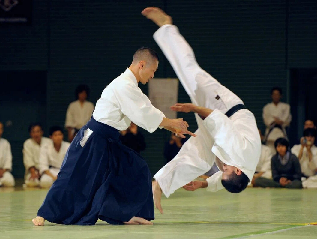 Еще вот так. Вариантов не очень много, но суть одна, боец уровня Сикорски отправил бы лося Максима отдыхать на асфальт или больничную койку (морг мы не рассматриваем, хотя и туда мог бы без труда). Вариант больничной койки - предпочтительнее, но... скорости ему явно не хватило.