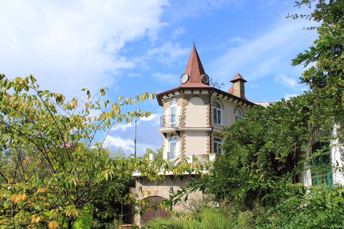 Замки на склонах Малого Ахуна