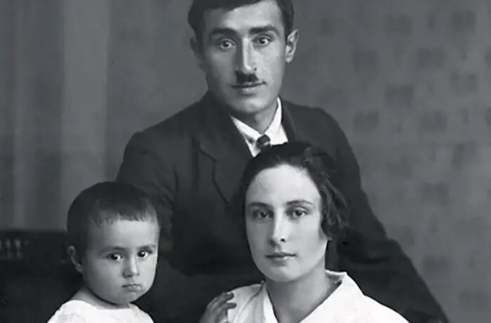 Эдуард Асадов с родителями
