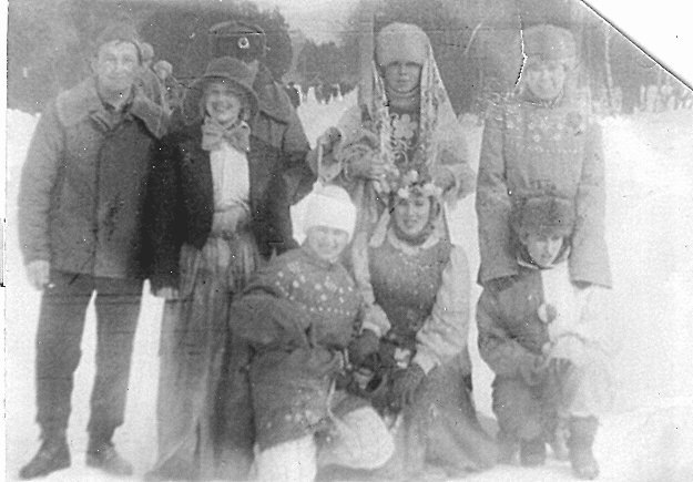 Какие мы были тонкие и звонкие -костюмы спокойно надевали прямо на теплые куртки)) а слева -курсант, видимо, из тех, кому костюма не хватило, охрана наша!)