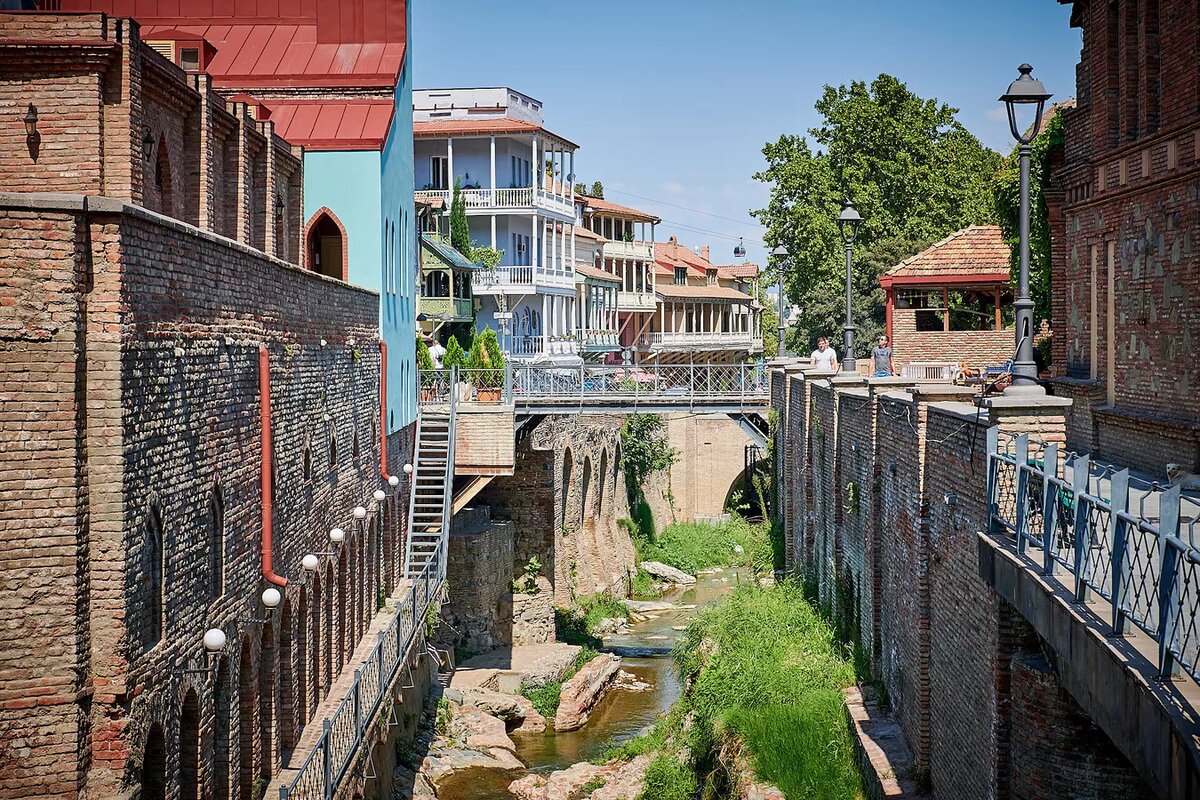 Старые дома в районе Абанотубани в центре Тбилиси.