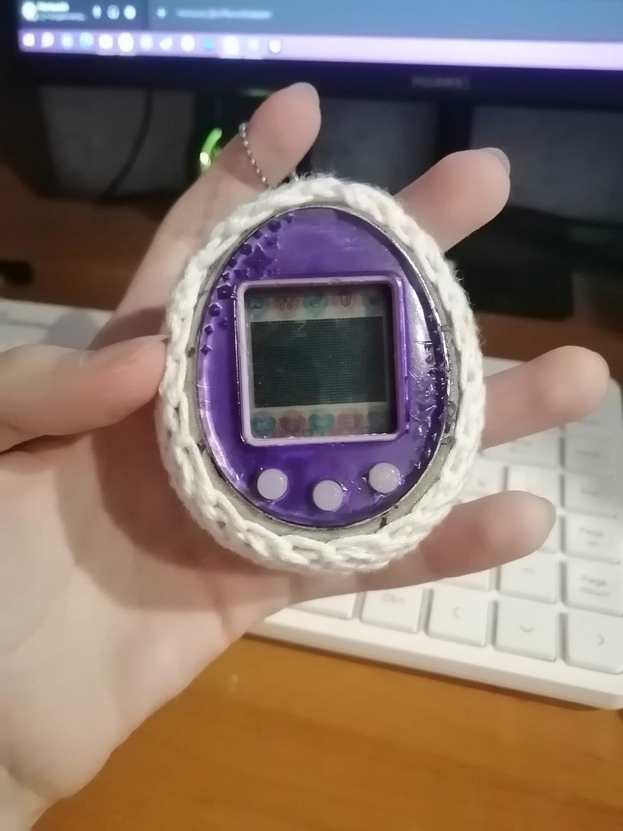 Мой Tamagotchi Friends, до сих пор живой, хоть и покусанный)