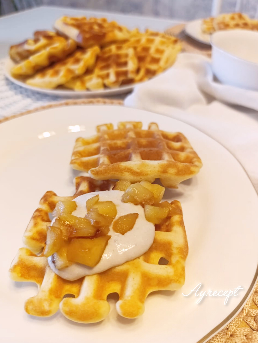 Венские вафли с банановым кремом и карамелизованными яблоками.