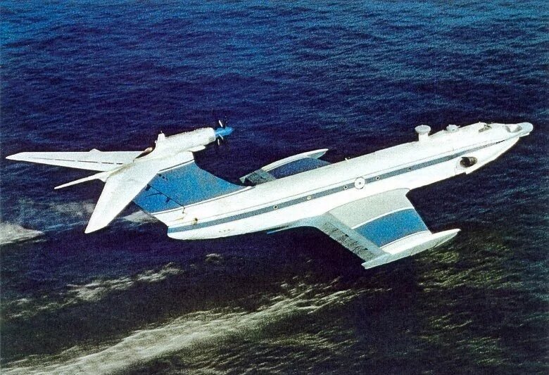 Экраноплан взлетает (Фото: https://trashbox.ru/link/ekranoplany-unikalnyj-transport-kotoryj-ne-prizhilsya Pikabu)