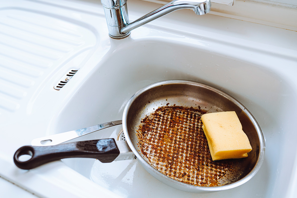 larisa Stefanjuk / Shutterstock / FOTODOM📷Таблетки активированного угля надо измельчить, добавить воды, чтобы превратить порошок в кашицу, которую затем нанести на загрязнения