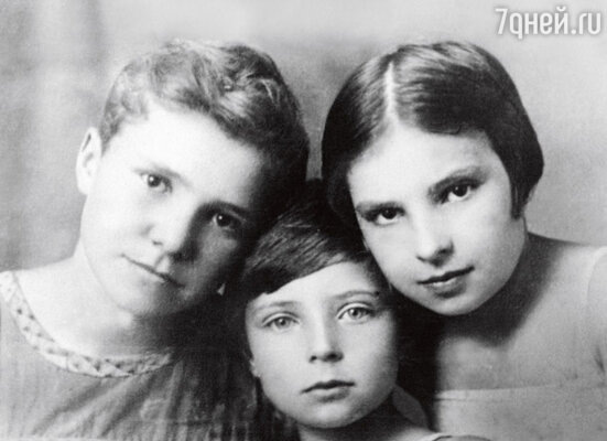 «Старшую сестру Наташу заставили публично отречься от отца. Горько плача, она все-таки пошла на это. Я отказалась».
Фото: Фото из семейного альбома