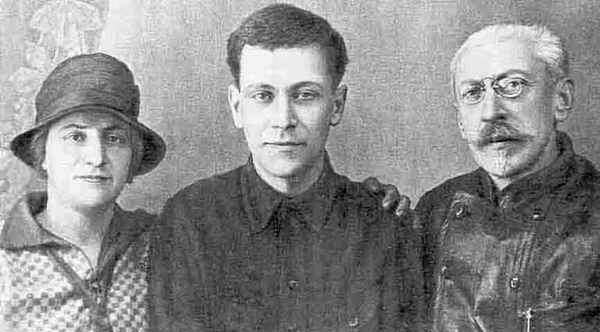 Дмитрий Лихачев с родителями, 1929 год